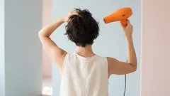 Miten föönaat hiuksesi niitä vahingoittamatta ja pidät ne kiiltävinä