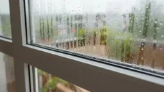 Vetääkö ikkunasi vai huurtuuko se? Näin tunnistat syyn ja tiedät, mitä voit tehdä