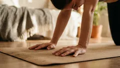 Viisi hellävaraista alaselkäliikettä, jotka lievittävät kipua vain 5 minuutissa päivässä