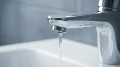 Astianpesukone vai käsintiskaus – kumpi säästää vettä ja rahaa