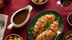 Yksi pannullinen, kaksi ruokaa: kanansiivet päivälliseksi ja kastike juhlapöytään