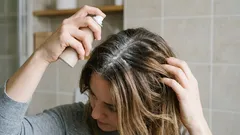 Kuivashampoon täydellinen opas: mitä se on ja miten sitä käytetään oikein