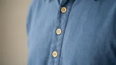 Miksi nappien paikka on miesten ja naisten paidoissa eri puolilla